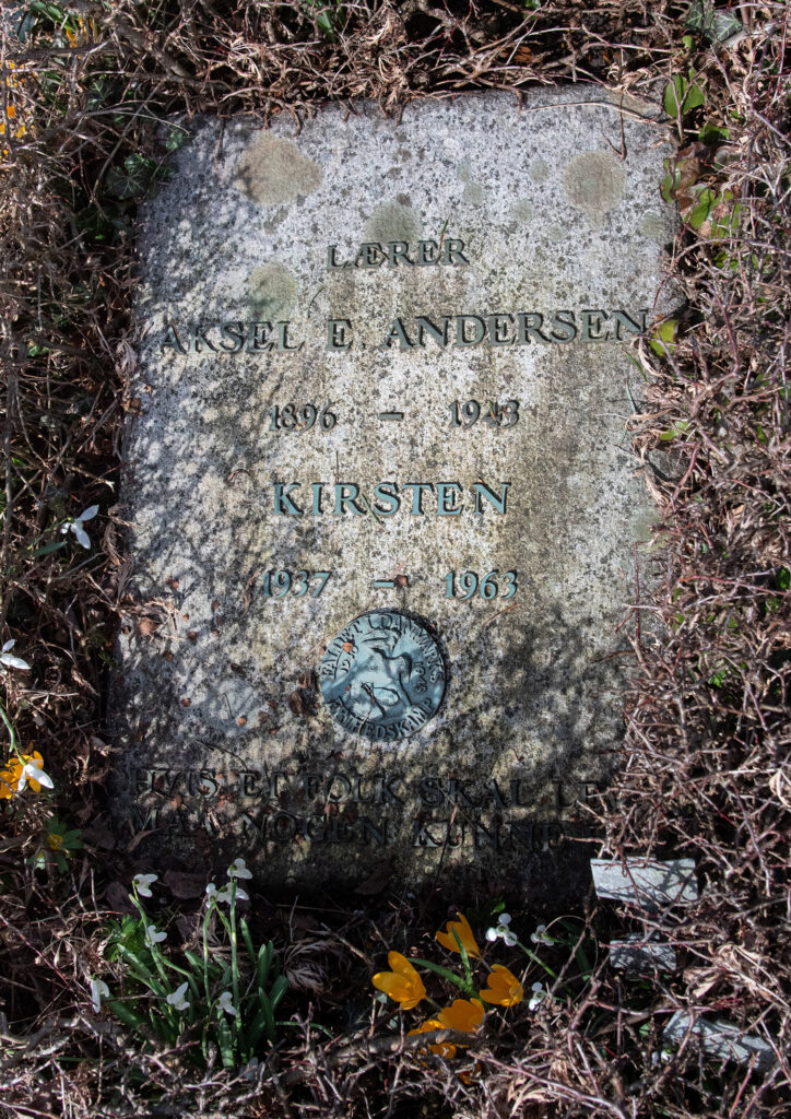 Aksel Ejler Andersens gravsten på Assistens Kirkegård