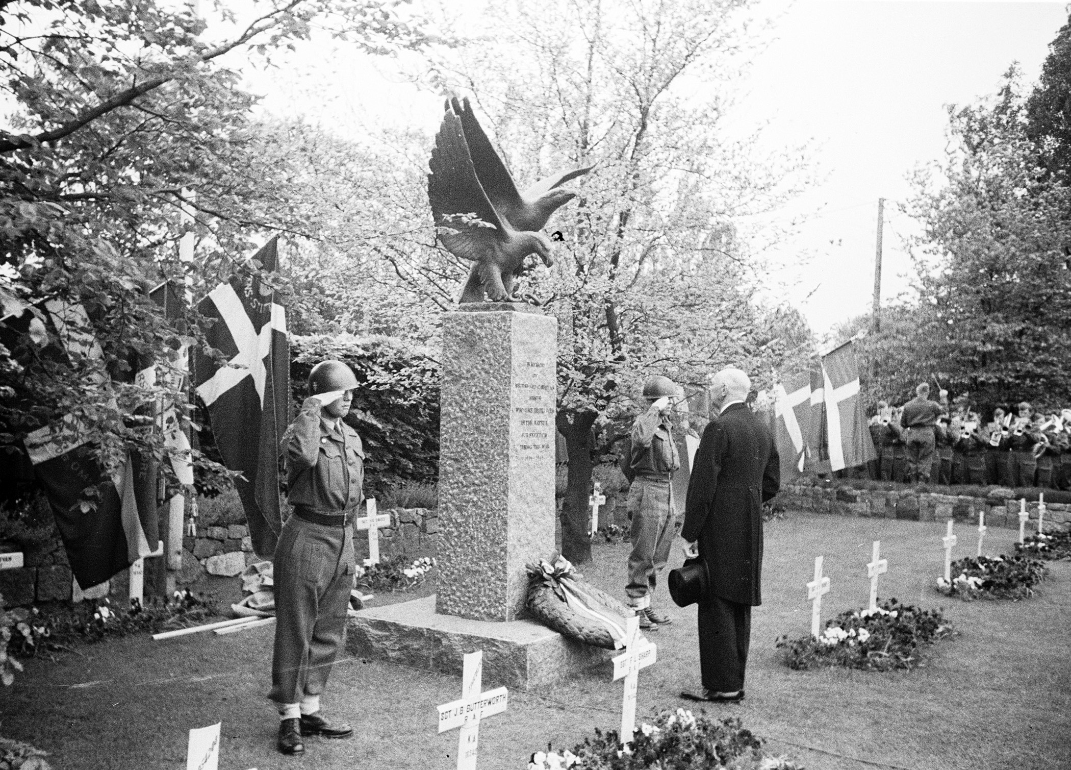 Afsløring af monument for engelske flyvere 1949