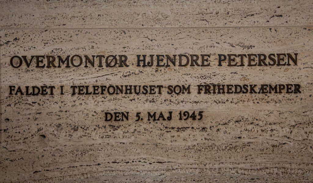 Mindetavle i Telefonhuset for Hjendre Petersen