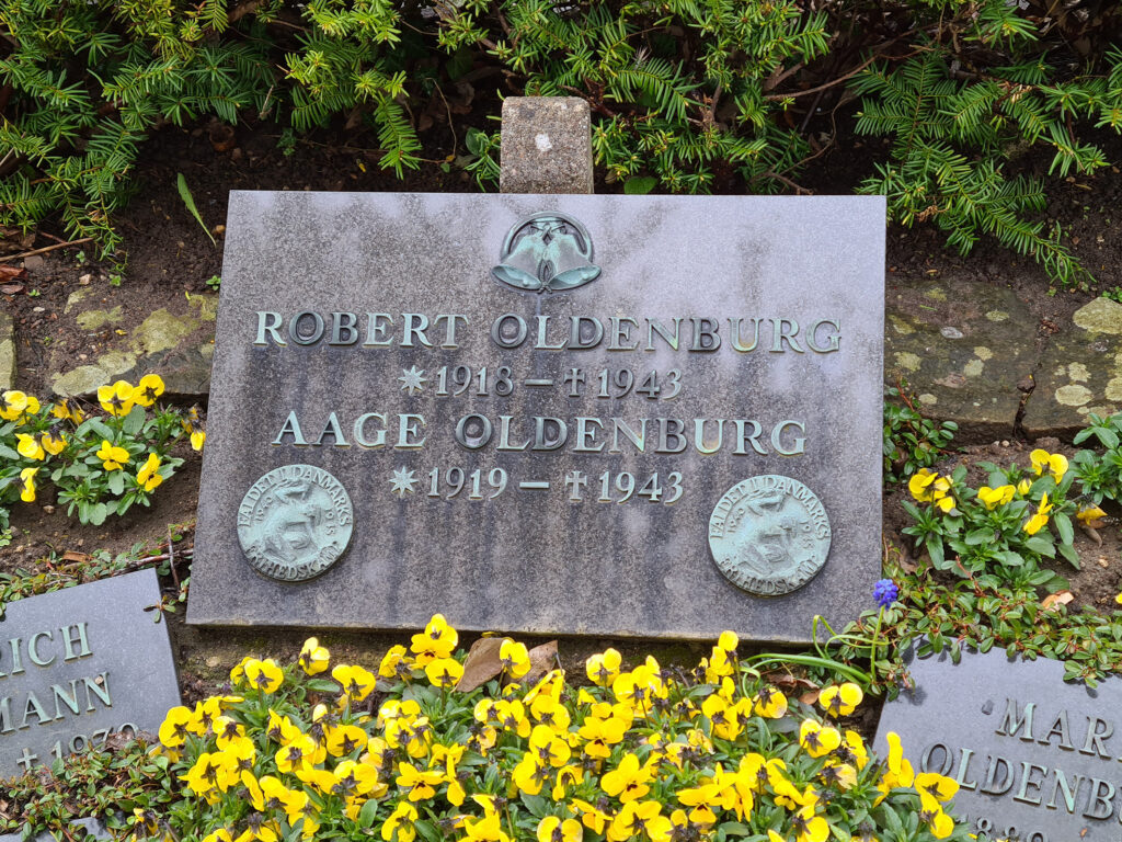 Gravsten over Robert og Aage Oldenburg på Assistens Kirkegård