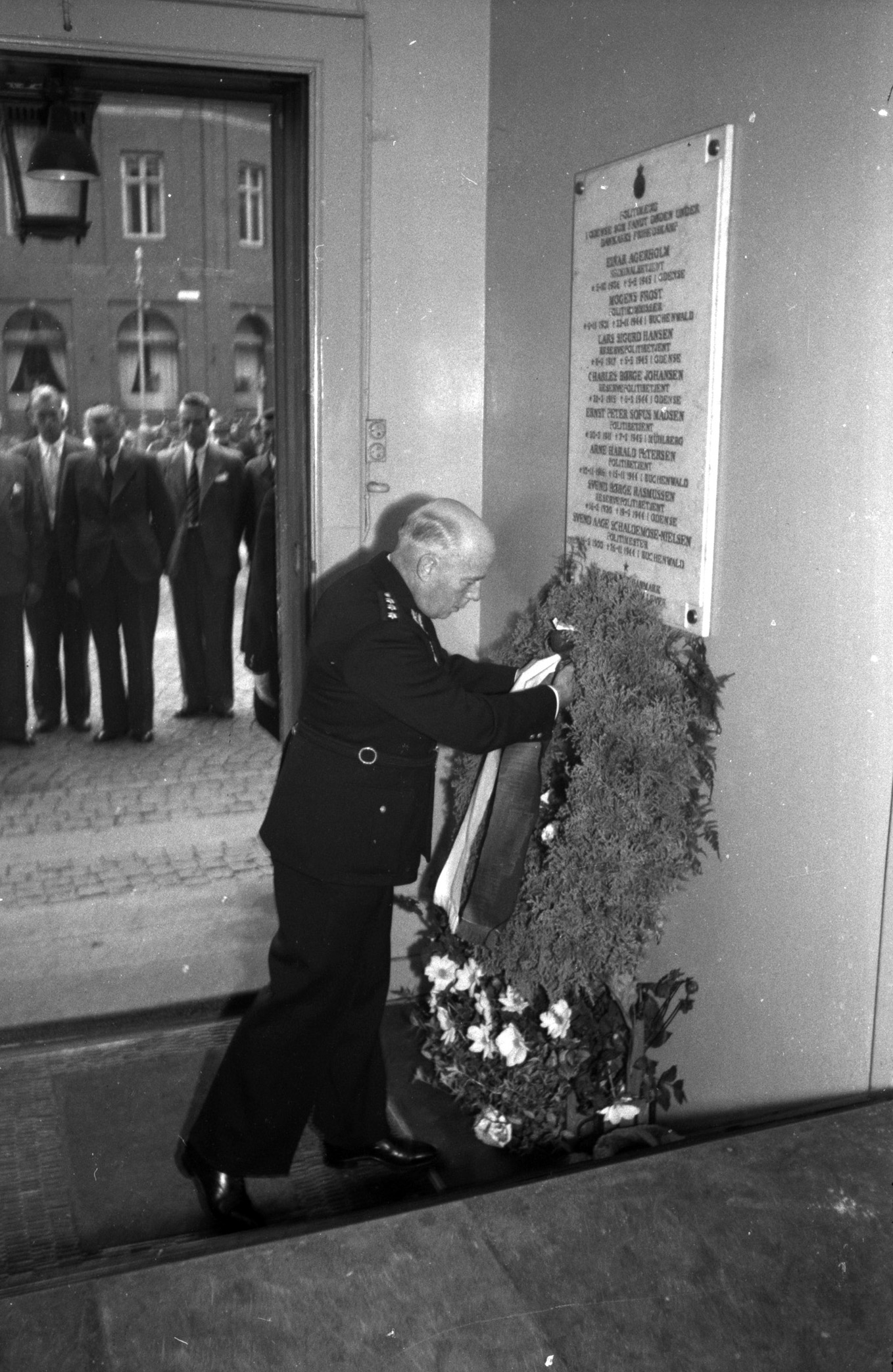 Odenses politimester lægger krans ved mindetavle 1947